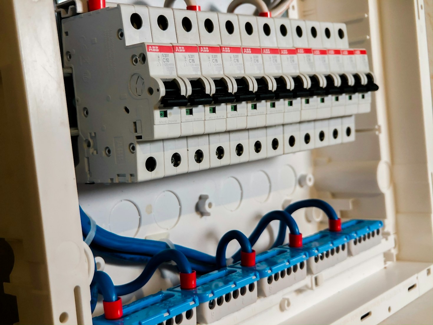 Por Que Confiar em Profissionais para Serviços Elétricos?